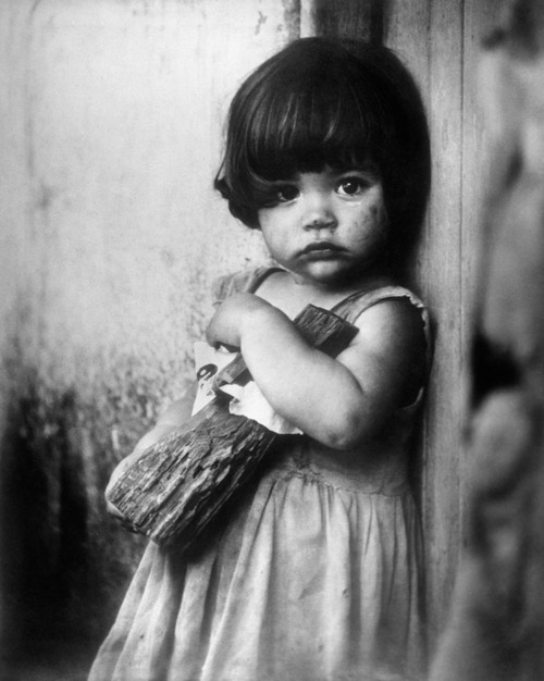 niña-con-muñeca-de-palo